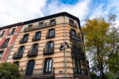 Madrid 'in Salamanca bölgesinde balkonları ve kapalı balkonları olan eski lüks konutlar.
