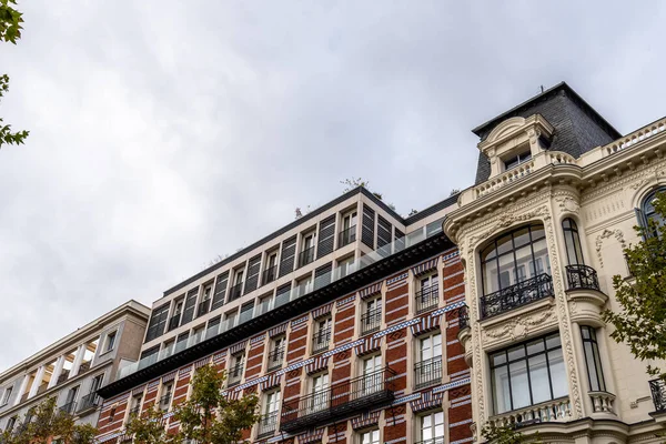 Madrid 'in Salamanca bölgesinde Serrano Caddesi' nde balkonları olan eski lüks binalar. — Stok fotoğraf