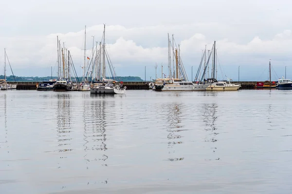 El puerto de Stralsund con veleros amarrados —  Fotos de Stock