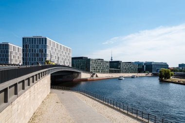 Berlin 'in Mitte bölgesindeki modern ofis binalarına karşı sk