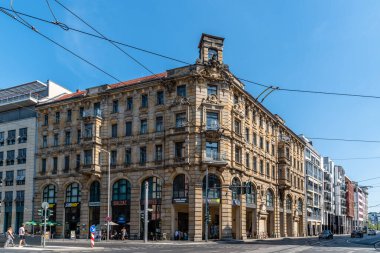 Berlin Mitte, Almanya 'da Chausseestrasse ile Invalidenstrasse geçişinin sokak manzarası