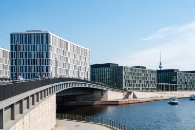 Berlin 'in Mitte bölgesindeki modern ofis binalarına karşı sk