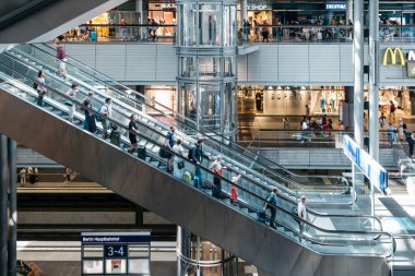 Berlin 'deki merkez tren istasyonu. Berlin - Hauptbahnhof