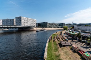 Berlin Mitte hükümet bölgesinde modern ofis binaları ve Spreebogen Park