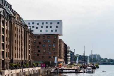 Oberbaum Köprüsü 'nden Spree Nehri ve Berlin şehir manzarası