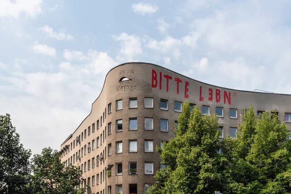 Bonjour Tristesse, Hello Sadness, social housing building in Kreuzberg, a borough of Berlin. — Stockfoto