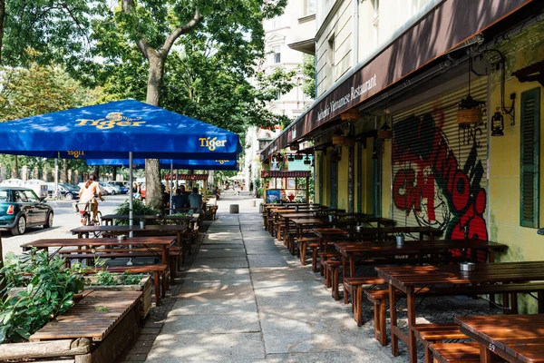 Restaurante vietnamita con mesas y sombrillas en la acera en el barrio de Kreuzberg . —  Fotos de Stock