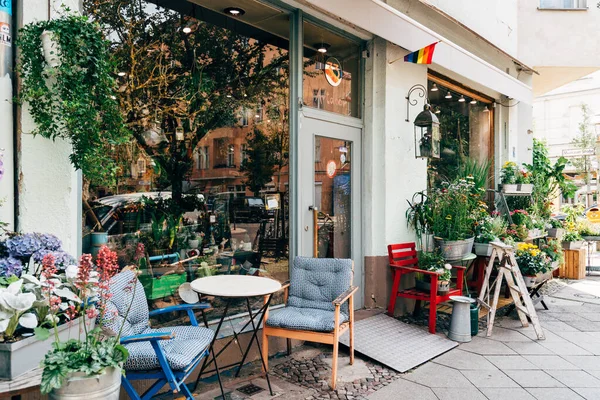 Colorful vintage artisan shop in Kreuzberg quarter in Berlin — ストック写真