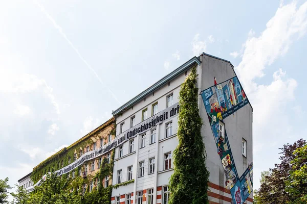 Övergiven och ockuperad byggnad i Kreuzberg kvartalet i Berlin — Stockfoto