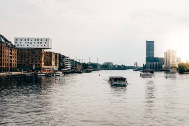 Oberbaum Köprüsü 'nden Spree Nehri ve Berlin şehir manzarası. Arka planda güneş parlaması