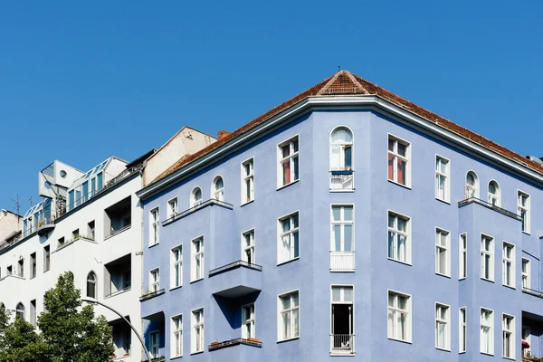 Berlin Mitte 'deki geleneksel konut binalarının alçak açılı görüntüsü