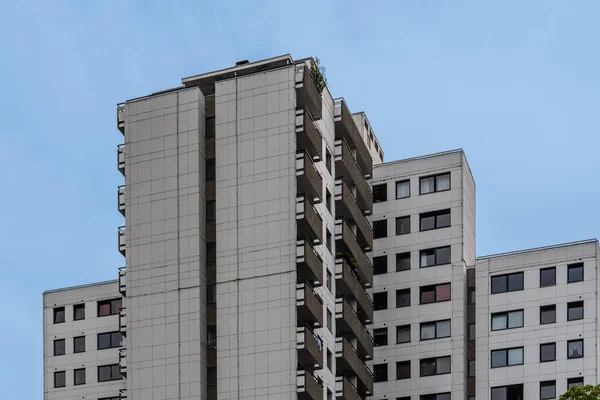 Laag uitzicht op de sovjettijd residentiële gebouwen in Berlijn Mitte — Stockfoto