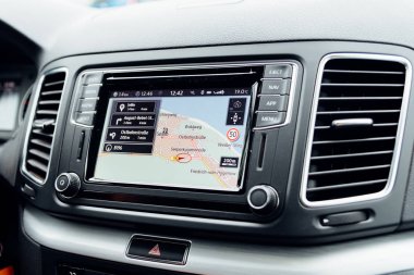 Alman Volkswagen Sharan otomobilinde GPS Navigatörü