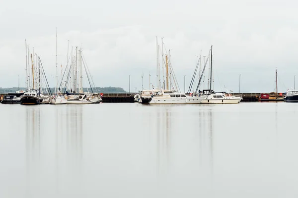 Der Hafen von Stralsund mit festgemachten Segelbooten — Stockfoto