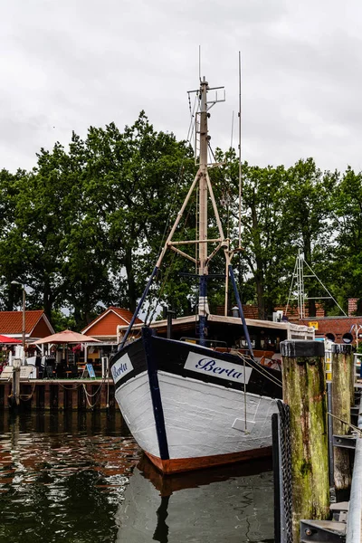 Restaurant bateau amarré dans le port de Lauterbach dans l'île de Rugen — Photo