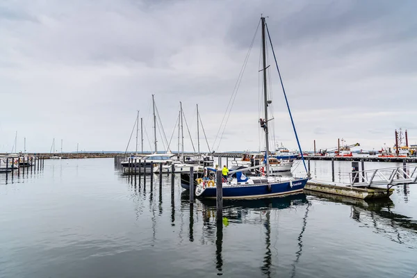 Vista panorámica de los veleros amarrados en el puerto de Sassnit en la isla de Rugen, Alemania —  Fotos de Stock