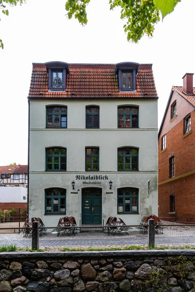 Malownicza restauracja w historycznym centrum Wismaru, Niemcy — Zdjęcie stockowe