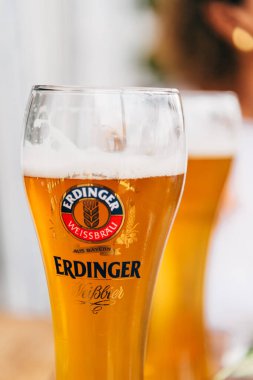 Lokanta terasında ışıldayan hafif bir bardak Erdinger Birası