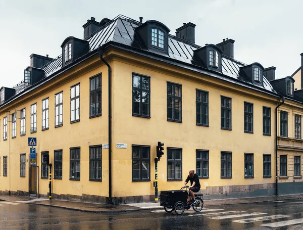 Hipster hombre montando una bicicleta vieja en Estocolmo — Foto de Stock