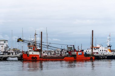 Rugen Adası 'ndaki Sassnitz limanına demirlemiş kırmızı taraklı gemi.