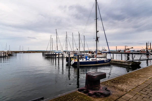 Vista panorámica de veleros amarrados en el puerto de Sassnit, Alemania —  Fotos de Stock