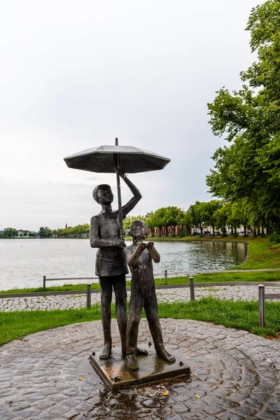 Escultura de bronze na lagoa de Pfaffenteich, no centro histórico de Schwerin, Alemanha — Fotografia de Stock