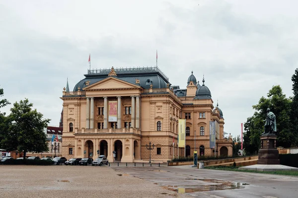 Staatliches Museum of Schwerin um dia nublado de verão, Alemanha — Fotografia de Stock