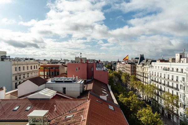 Vista panorámica de la calle Serrano en el barrio de Salamanca de Madrid — Foto de Stock