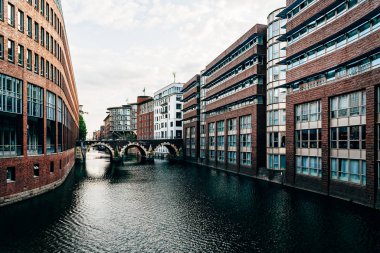 Alacakaranlıkta Bleichenfleet kanalında Hamburg şehri
