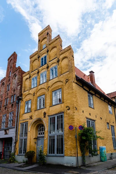 Kolorowe stare szczytowe domy w historycznym centrum Lubeki, Niemcy — Zdjęcie stockowe