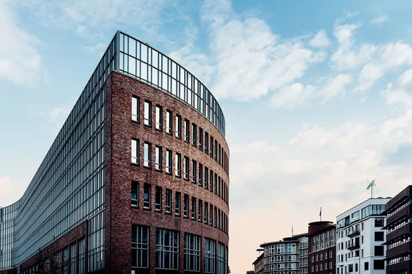 Stadtbild von Hamburg im Bleichenfleet-Kanal in der Abenddämmerung — Stockfoto