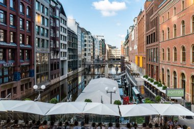 Hamburg 'da lüks moda mağazaları olan Bleichenfleet kanalının manzarası.
