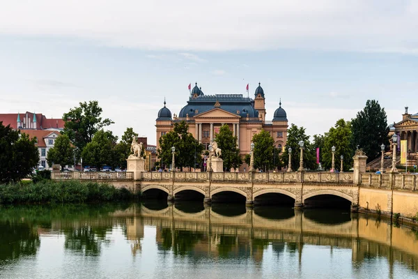 Muzeum Staatliche w Schwerin w pochmurny dzień lata, Niemcy — Zdjęcie stockowe