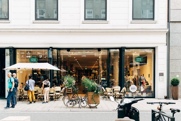 Vista panorâmica da rua em Hamburgo com lojas de moda de luxo — Fotografia de Stock