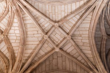 İspanya 'nın Toledo kentindeki San Juan de los Reyes Manastırı' nda Gotik tarzda tırtıklı kasa.