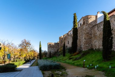 İspanya, Toledo 'daki eski surların yanında yeniden gezinme güvertesi