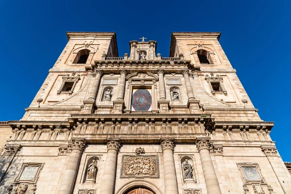 Igreja de San Ildelfonso em Toledo. Visão de ângulo baixo contra o céu. Igreja jesuíta — Fotografia de Stock