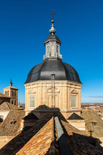 Igreja de San Ildelfonso em Toledo, Espanha. Igreja jesuíta. torre de lanterna e telhados — Fotografia de Stock
