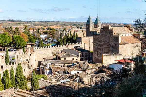 Stadsgezicht van Toledo, Spanje, van de wallen met Puerta de la Bisagra en Santiago del Arrabal mudejar kerk — Stockfoto