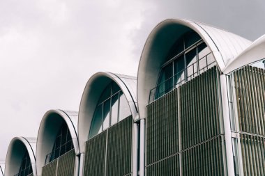 Lubeck 'in tarihi merkezinde modern mimari ticari bina