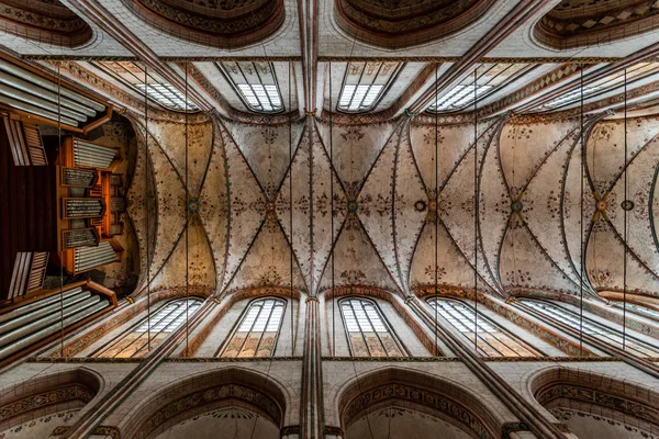 Justo debajo de la vista de las bóvedas de la Iglesia de Santa María en Lubeck — Foto de Stock