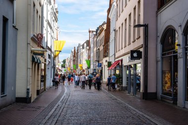 Almanya 'nın Lubeck kentinde tarihi bir cadde