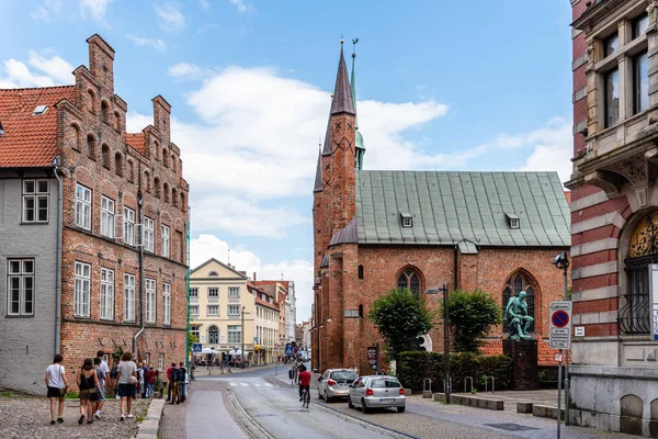 Widok na piękne murowane domy w historycznym centrum Lubeki, Niemcy — Zdjęcie stockowe