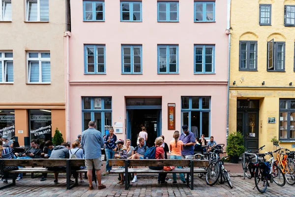 Escena callejera con personas no identificadas disfrutando en el centro histórico de Lubeck, Alemania —  Fotos de Stock