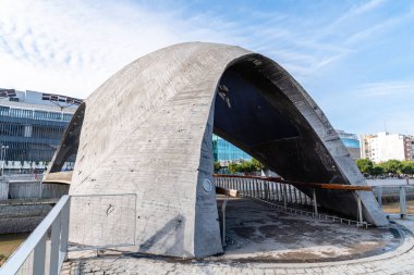 Madrid Rio bölgesinde Manzanares Nehri üzerindeki modern beton köprü