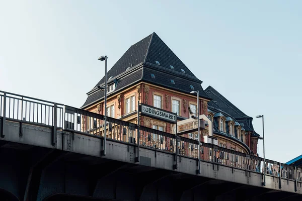 Rodingsmarkt Almanya 'nın Hamburg kentindeki U-bahn istasyonunu yükseltti.
