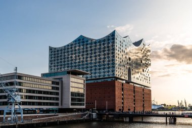 Elbphilharmonie, Hamburg limanında gün batımında konser salonu.