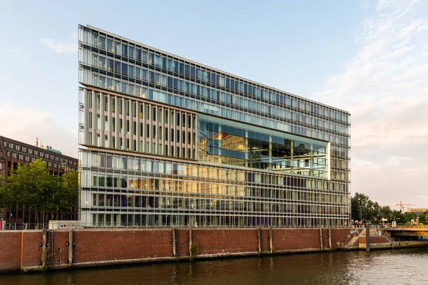 Hamburg limanındaki Deichtor Ofis Binası