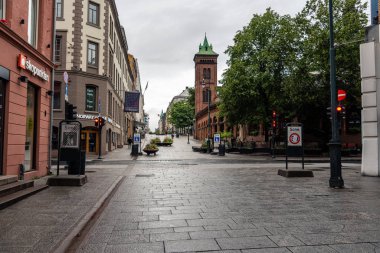 Karl Johans Gate caddesinin manzarası. Oslo 'nun ana caddesi..