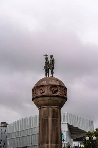 Escultura em Christian Frederiks Plass contra o céu nublado. Oslo, Noruega — Fotografia de Stock